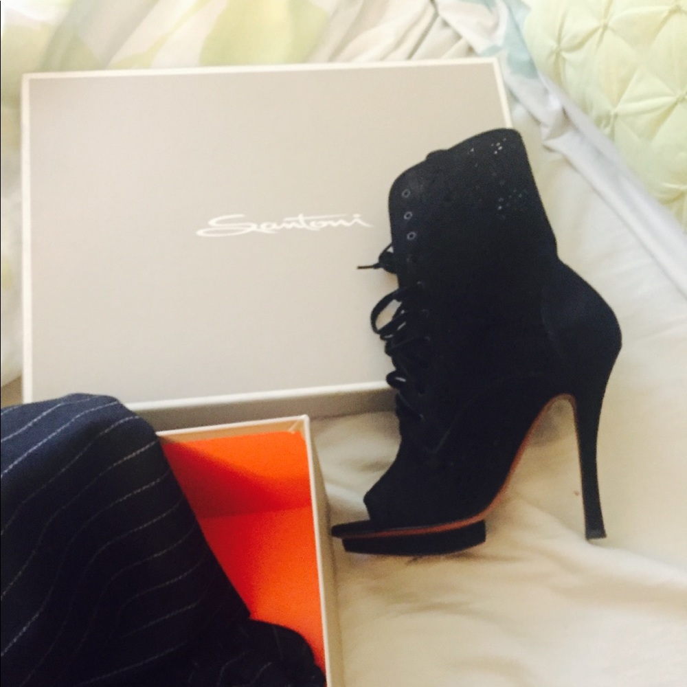 Stylish Booties with a platform heels.